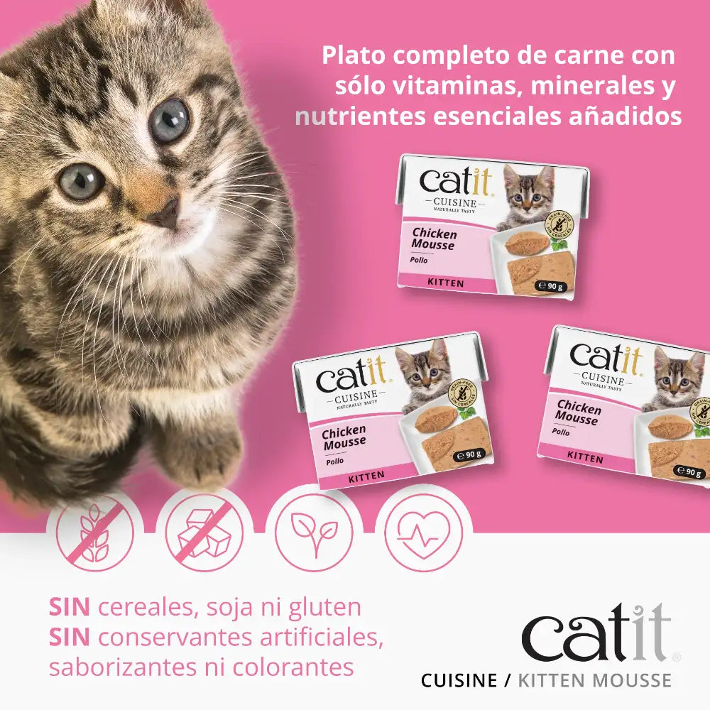 Anuncio de mousse para gatos con un gatito y tres latas sobre fondo rosa.