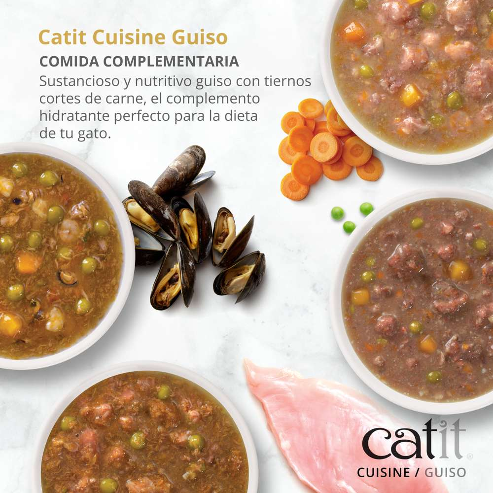 Estofados de comida para gatos en cuencos con mejillones, zanahorias y guisantes.