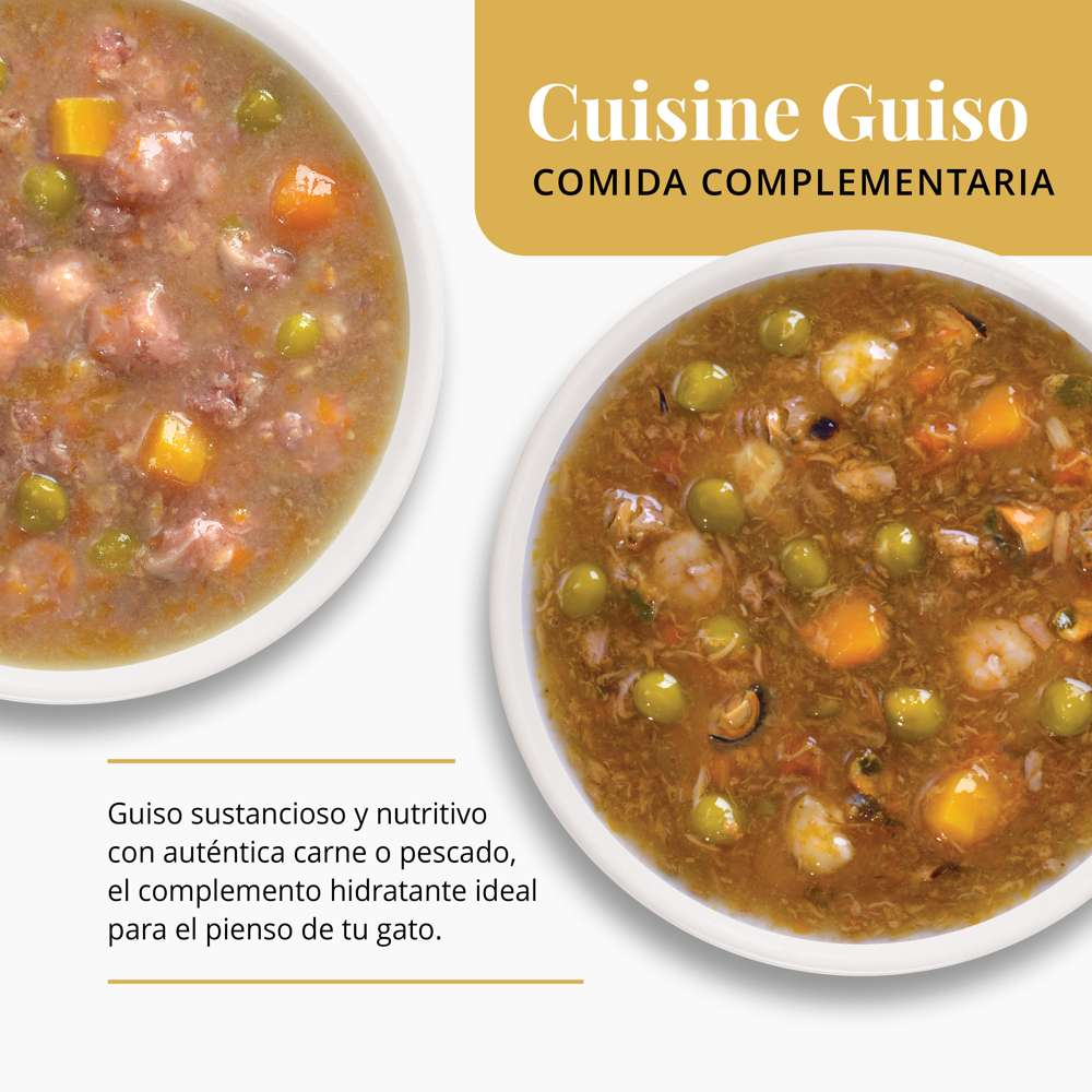 Dos boles blancos con guiso de comida para gatos con carne, guisantes y zanahorias, sobre un fondo blanco y amarillo.