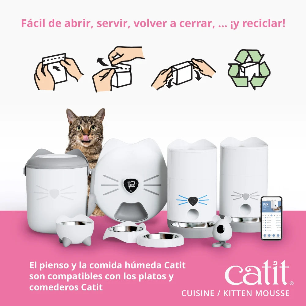 Gato, comederos y platos blancos Catit sobre fondo rosa con instrucciones de reciclaje.
