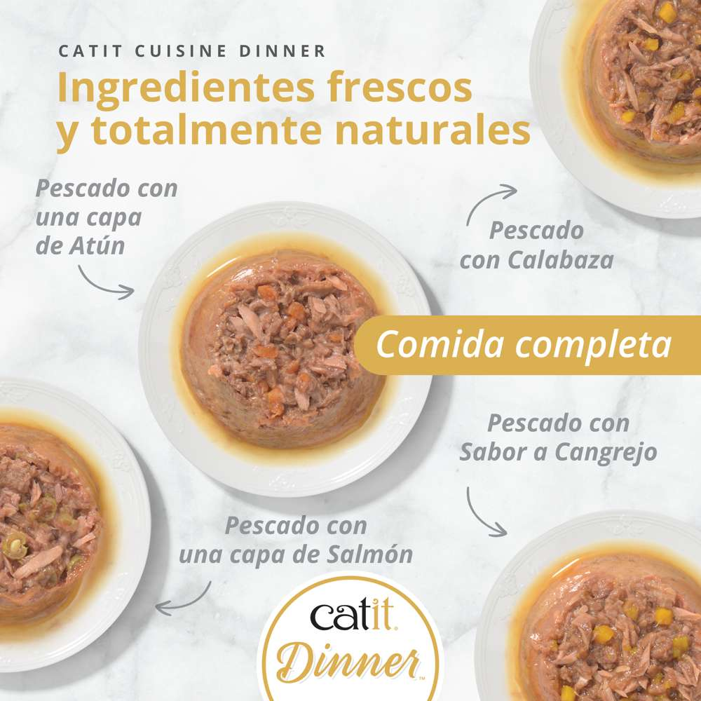 Variedades de comida húmeda para gatos Catit en platos sobre fondo blanco con texto sobre ingredientes naturales.