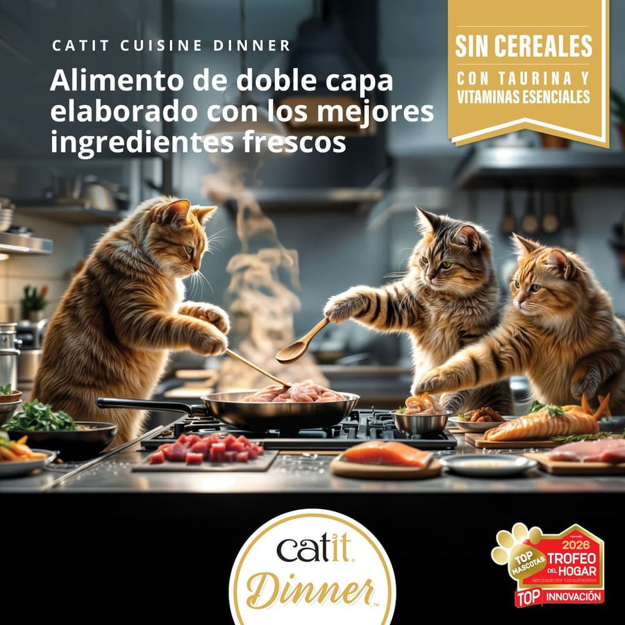 Tres gatos cocinando en una cocina, preparando ingredientes frescos en una sartén.