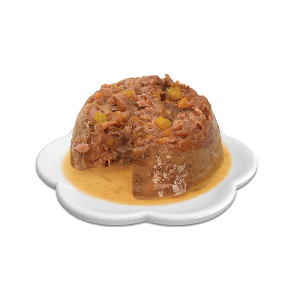 Comida húmeda para mascotas en un plato blanco con forma de flor.