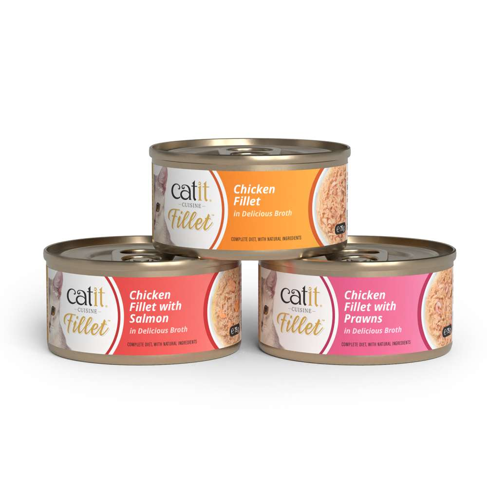 Tres latas de comida para gatos Catit con pollo, salmón y langostinos en caldo sobre fondo blanco.