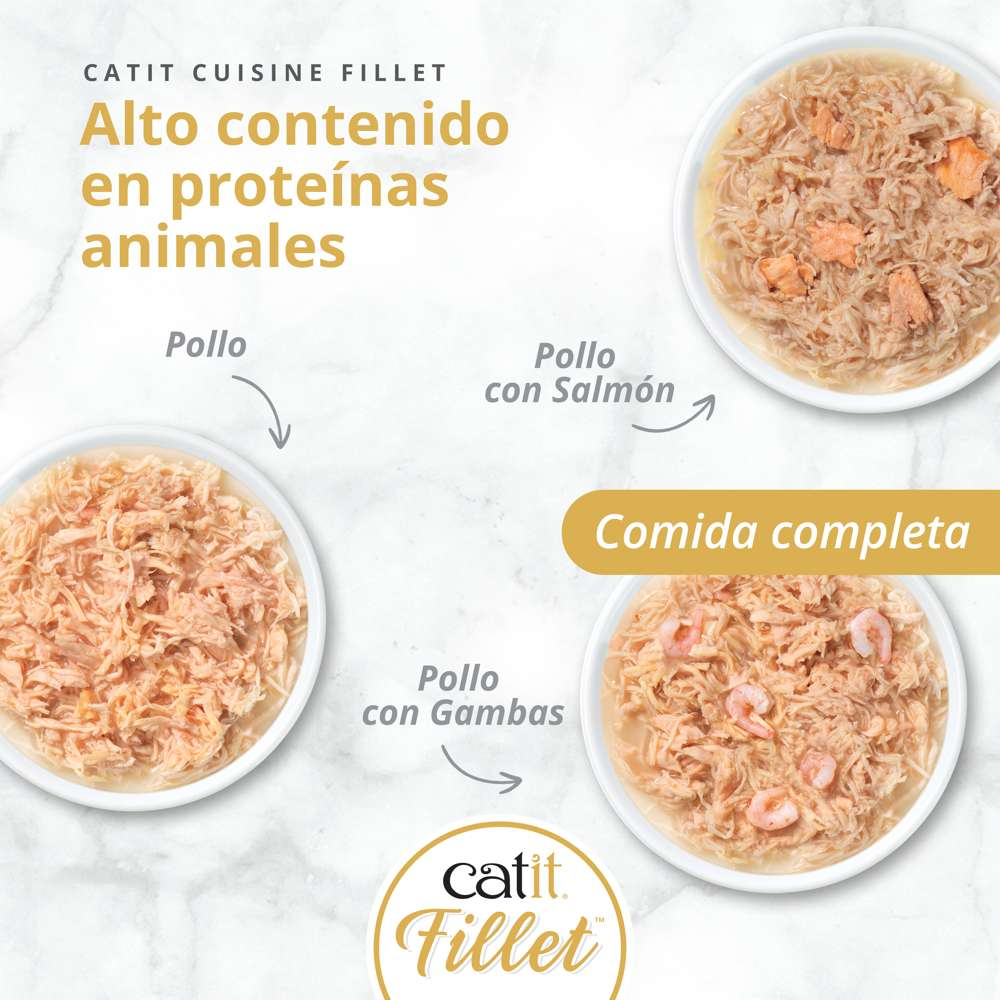Tres boles de comida para gatos con pollo, salmón y gambas sobre mármol con texto en español.