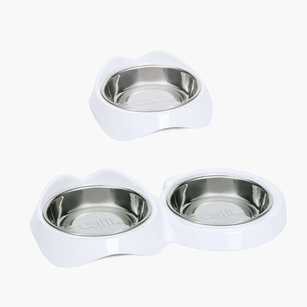 Dos comederos blancos para gatos de acero inoxidable con soporte integrado sobre fondo blanco.
