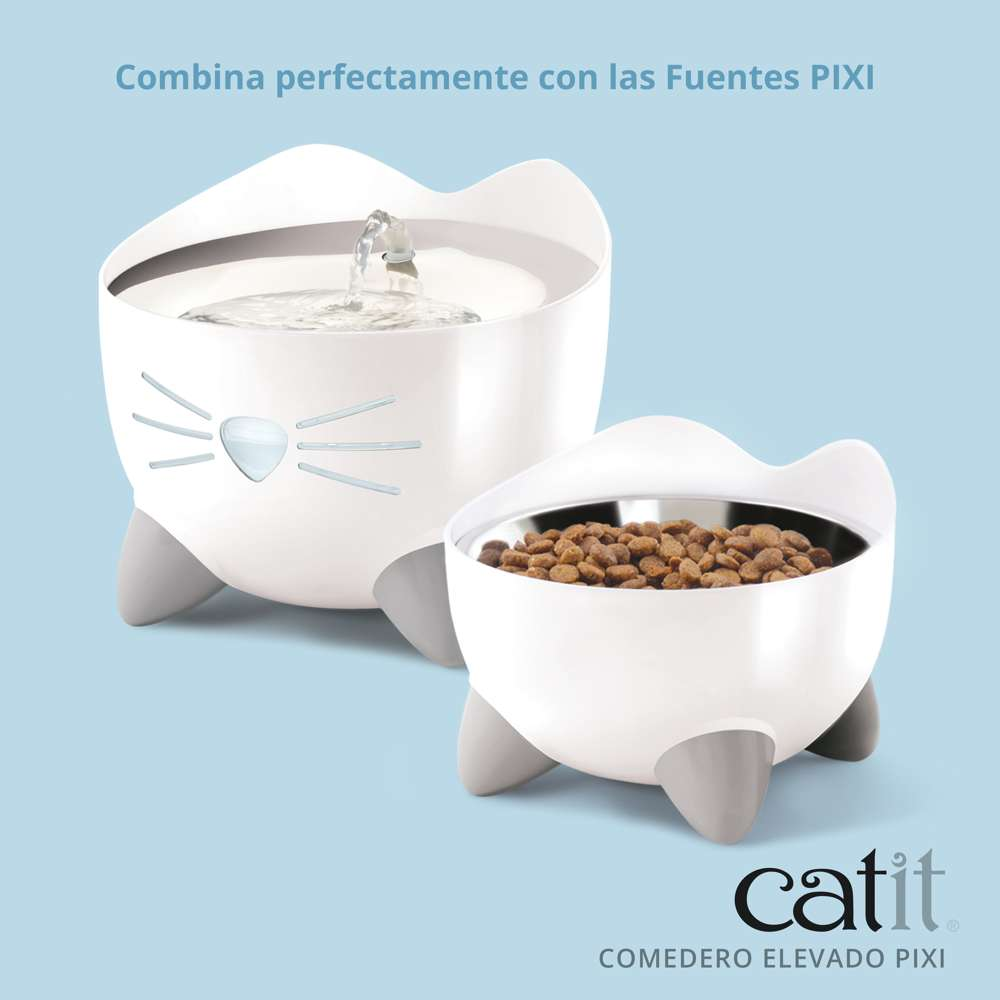 Una fuente de agua blanca en forma de gato y un comedero elevado con croquetas sobre un fondo azul.