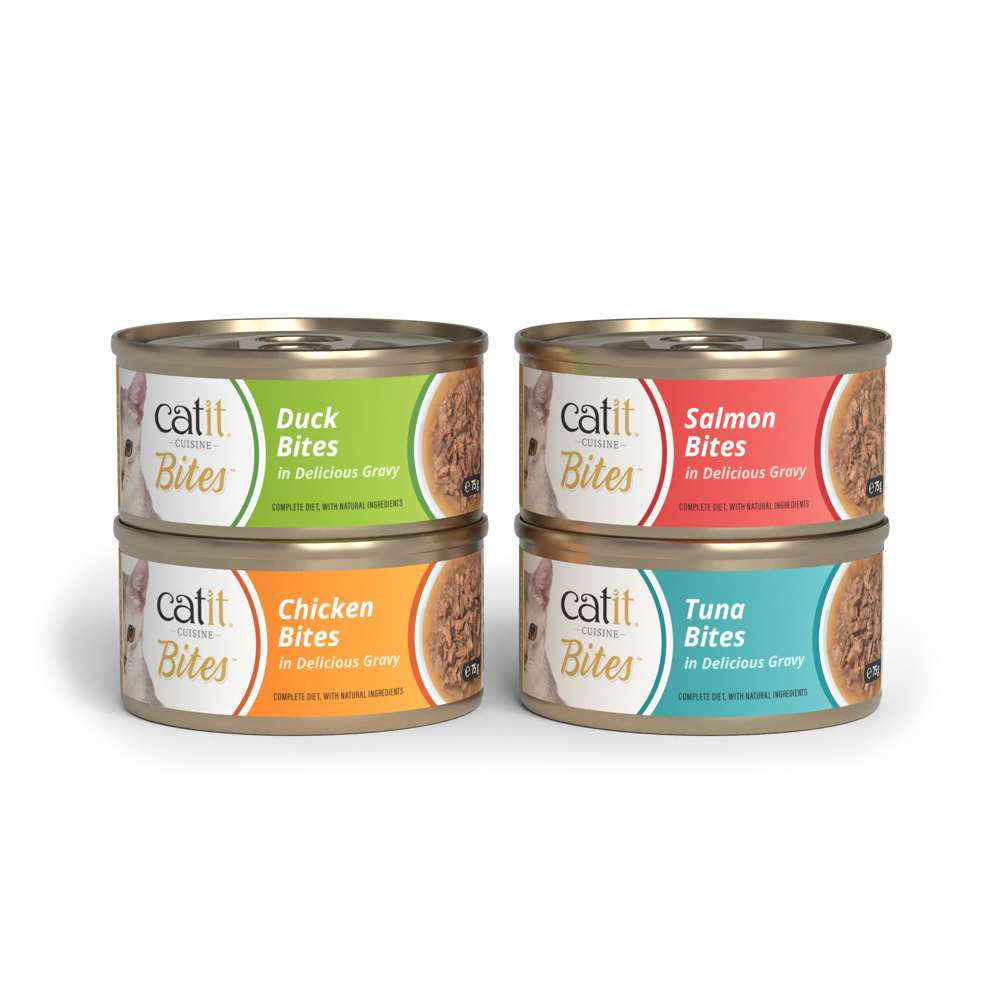 Cuatro latas de comida para gatos Catit Cuisine Bites de diferentes sabores sobre fondo blanco.