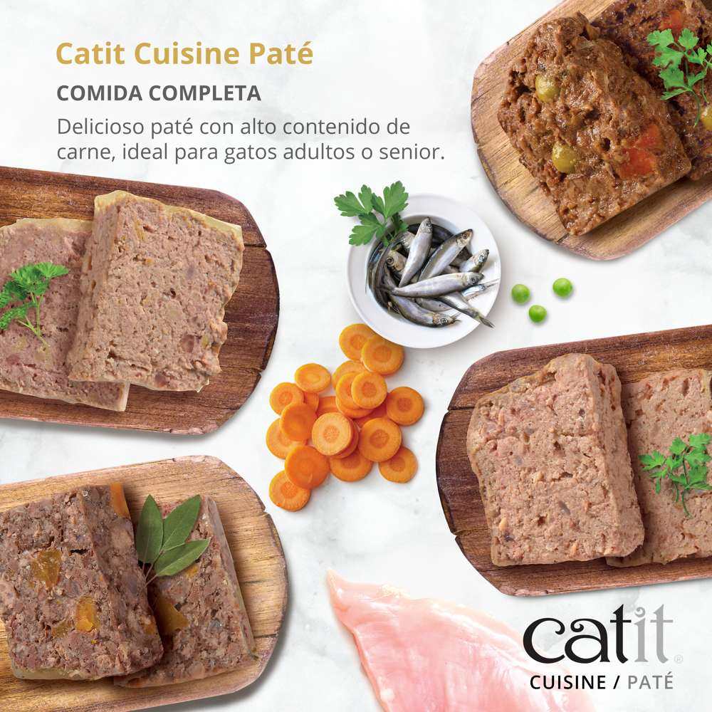 Paté de comida para gatos en tablas de madera con zanahorias, pescado y hierbas.
