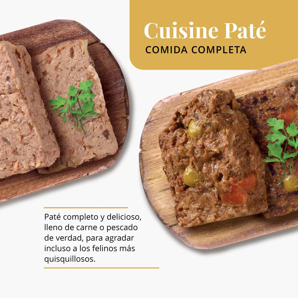 Dos tablas de madera con paté para gatos troceado, adornado con perejil fresco. Texto y fondo amarillo.