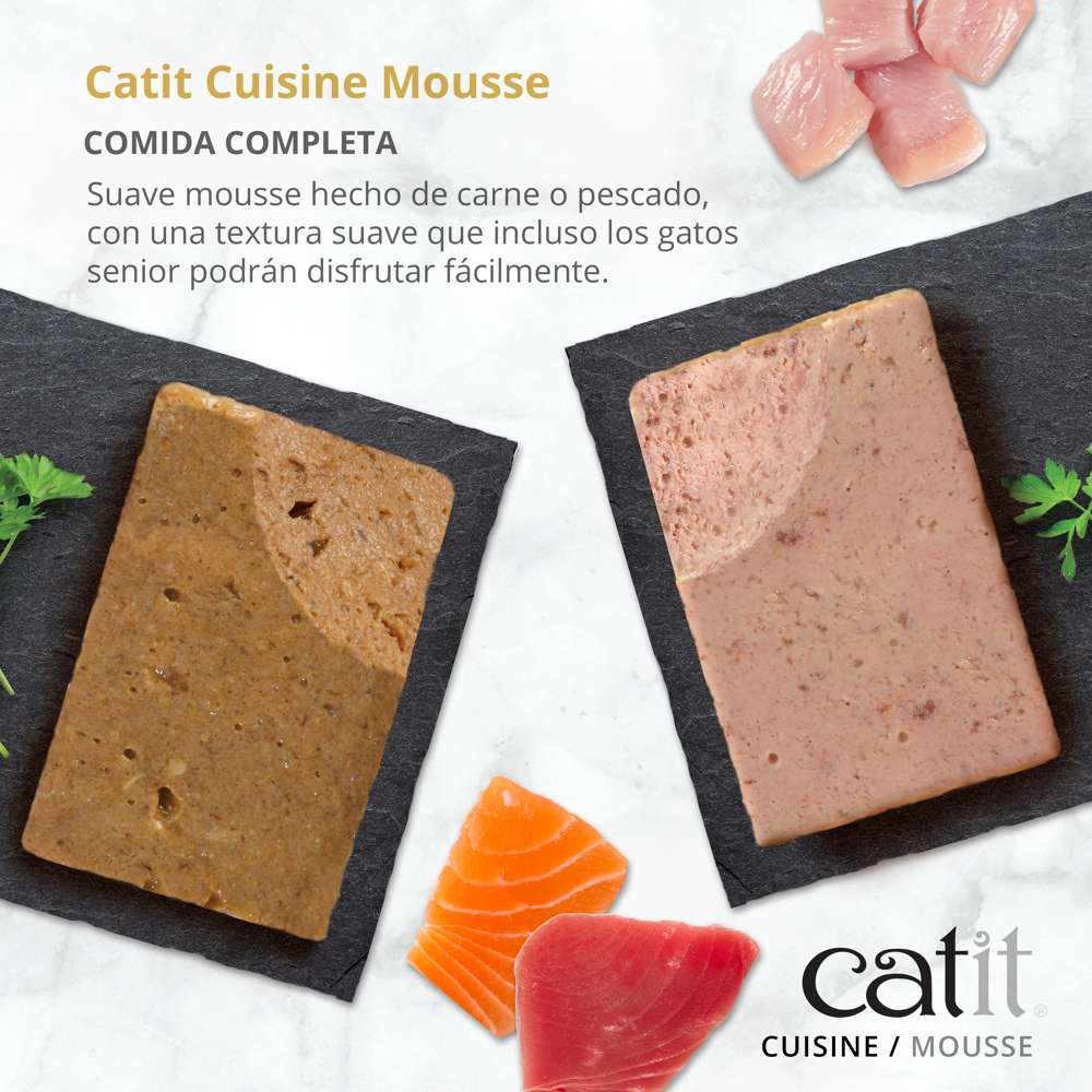 Mousse para gatos en dos variedades sobre placas de pizarra oscura con salmón y pollo.