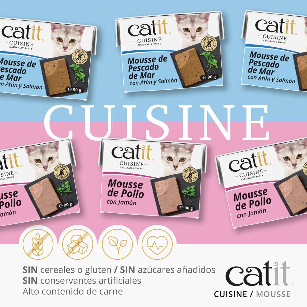 Bandejas de comida para gatos Catit Cuisine con mousse de pescado y pollo sobre fondo azul y rosa.