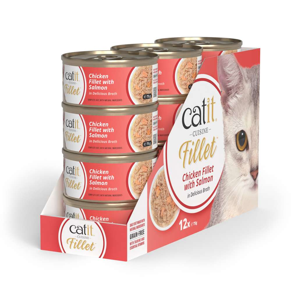 Una caja expositora de cartón con latas de comida para gatos Catit Cuisine, sabor salmón con pollo.