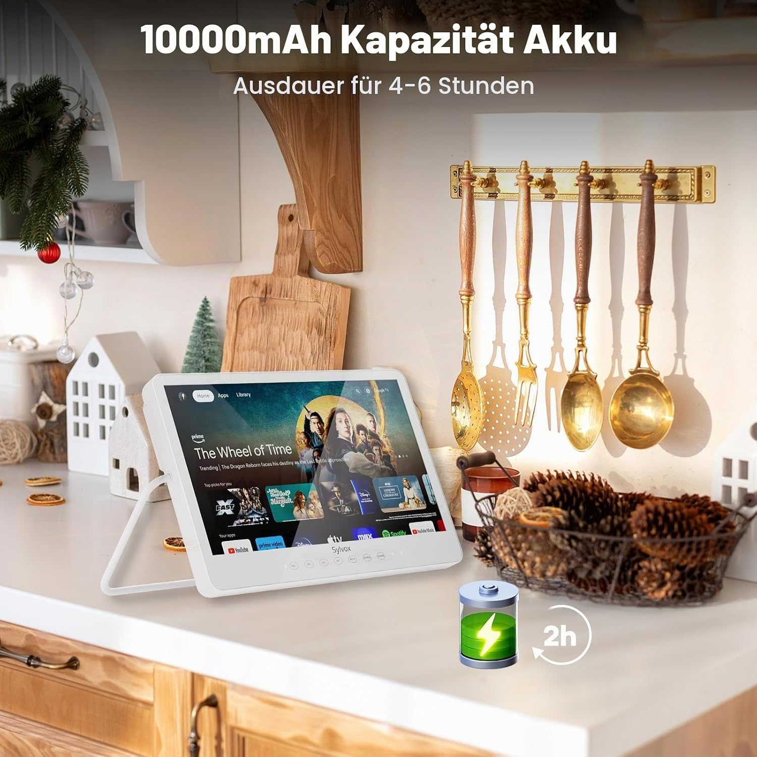 Una tableta blanca que muestra Prime Video en una cocina, con utensilios colgando y un icono de batería.