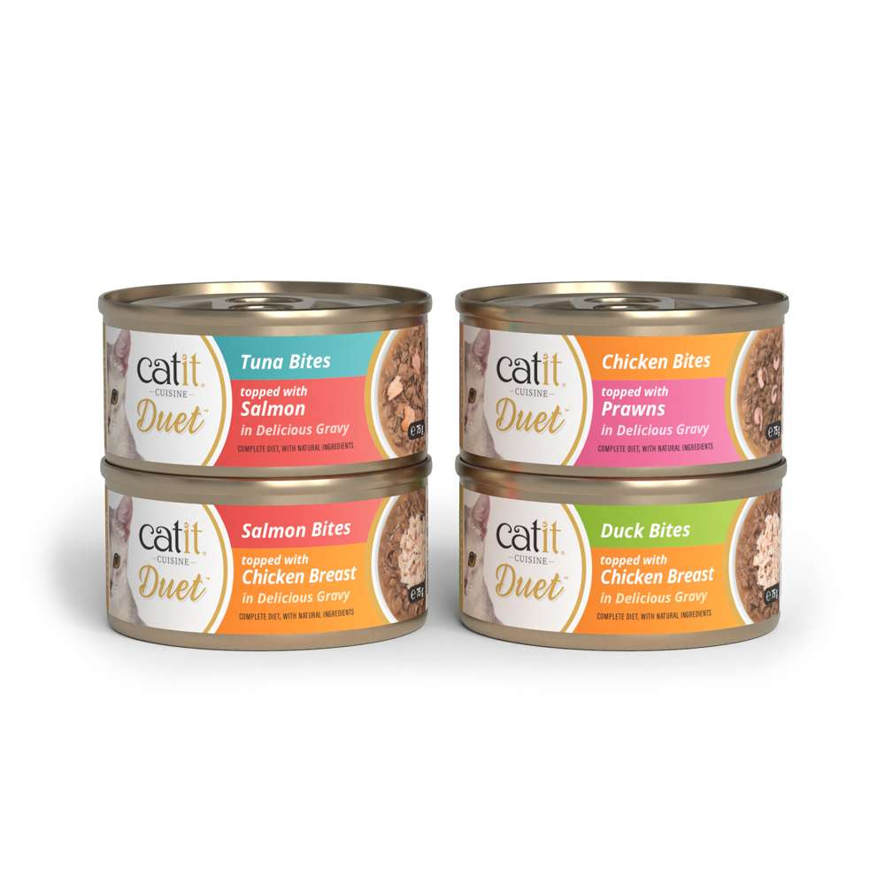Cuatro latas de comida para gatos Catit Duet con varios sabores como atún, pollo, salmón y pato en salsa.