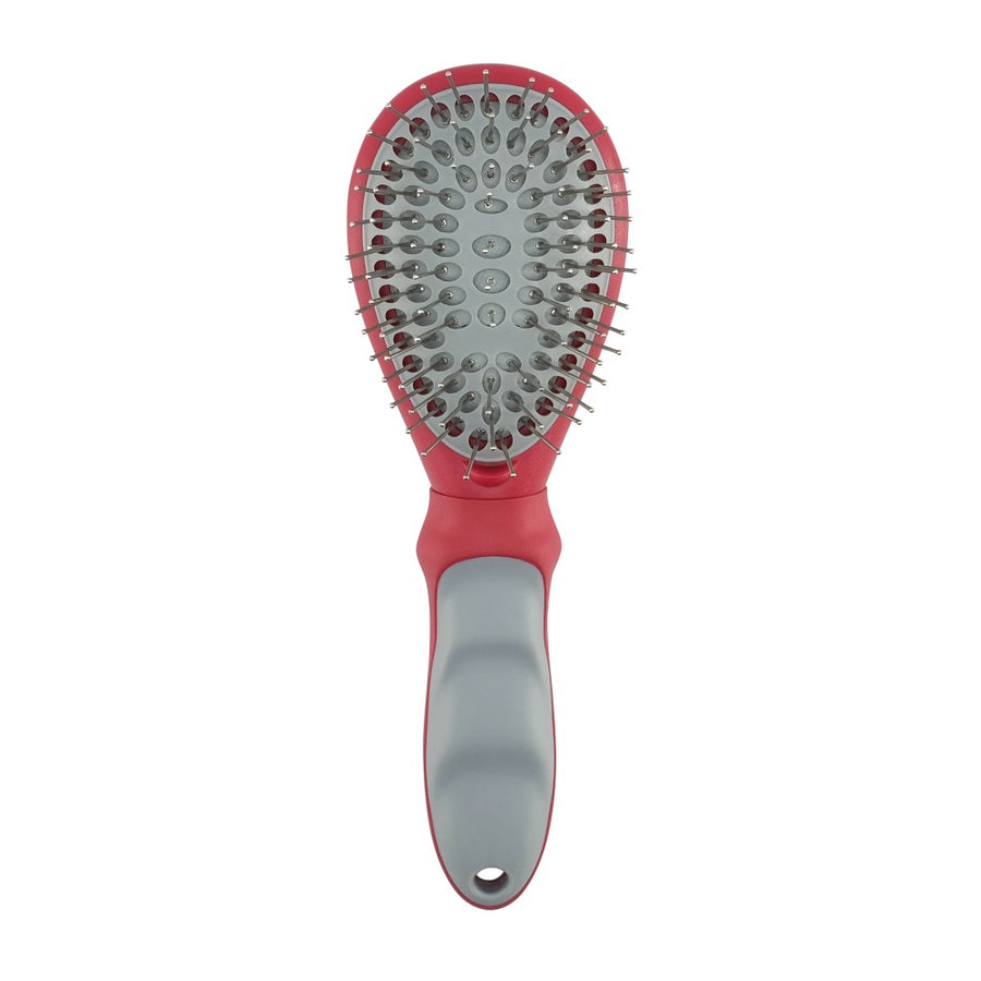 Un cepillo de pelo rosa y gris con cerdas de metal sobre fondo blanco.
