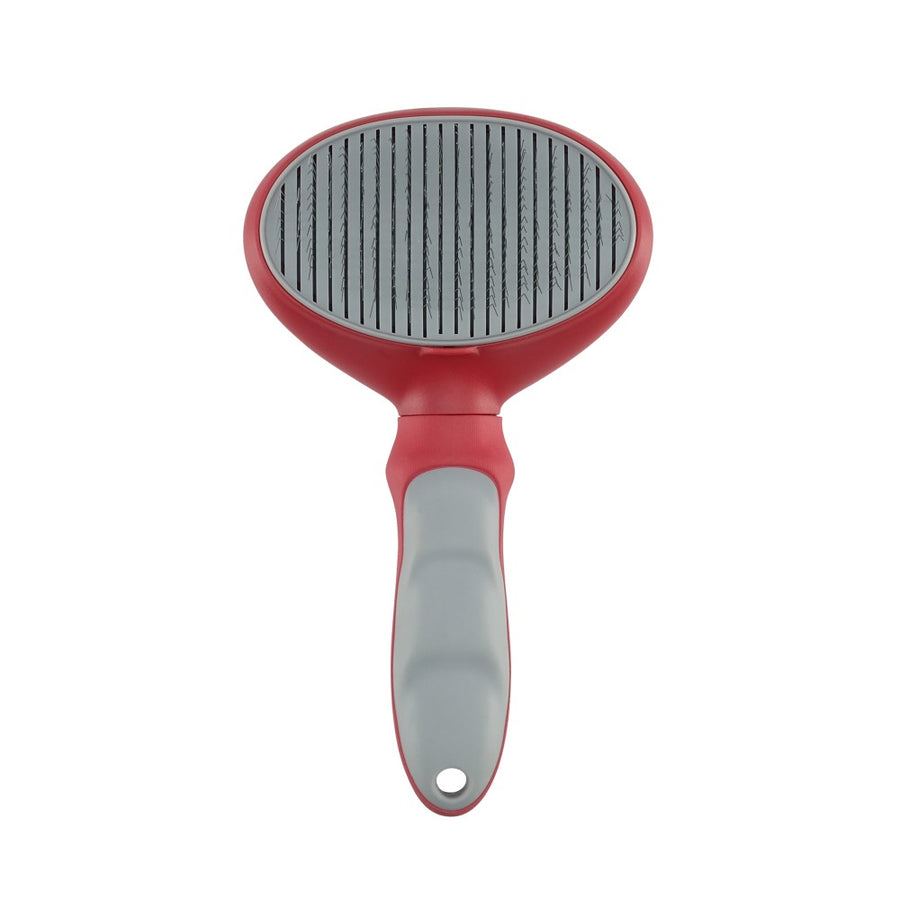 Un cepillo rojo para mascotas con cerdas grises finas y un mango ergonómico sobre un fondo blanco.