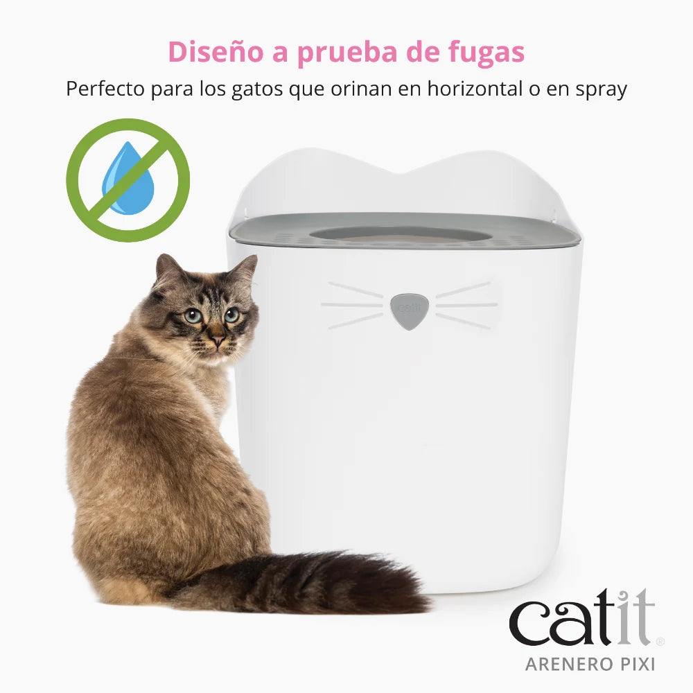 Un gato peludo se sienta junto a un arenero blanco Catit Pixi con texto en español.