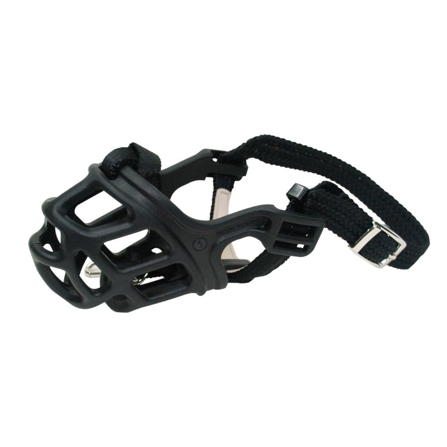 Un bozal de plástico negro para perro con diseño de cesta y correas ajustables sobre fondo blanco.