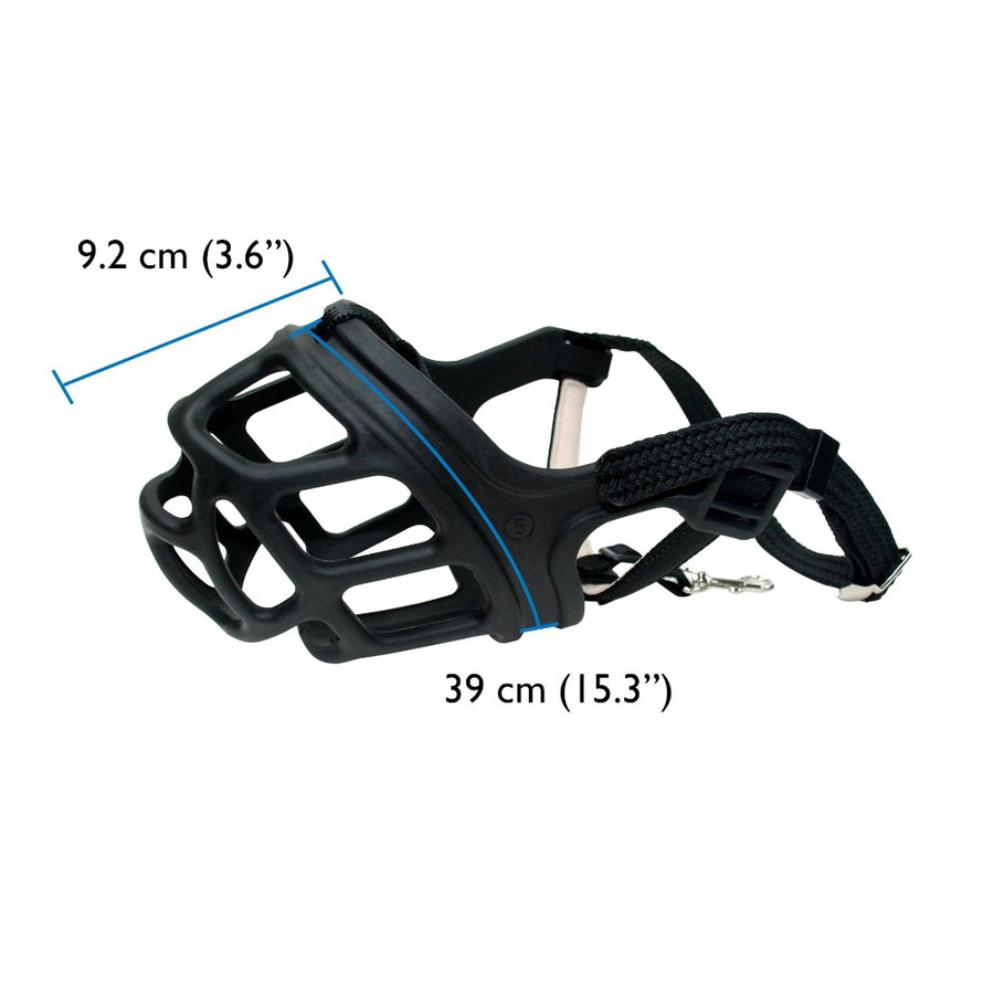 Un bozal de canasta de plástico negro con correas y medidas de 9,2 cm y 39 cm sobre fondo blanco.