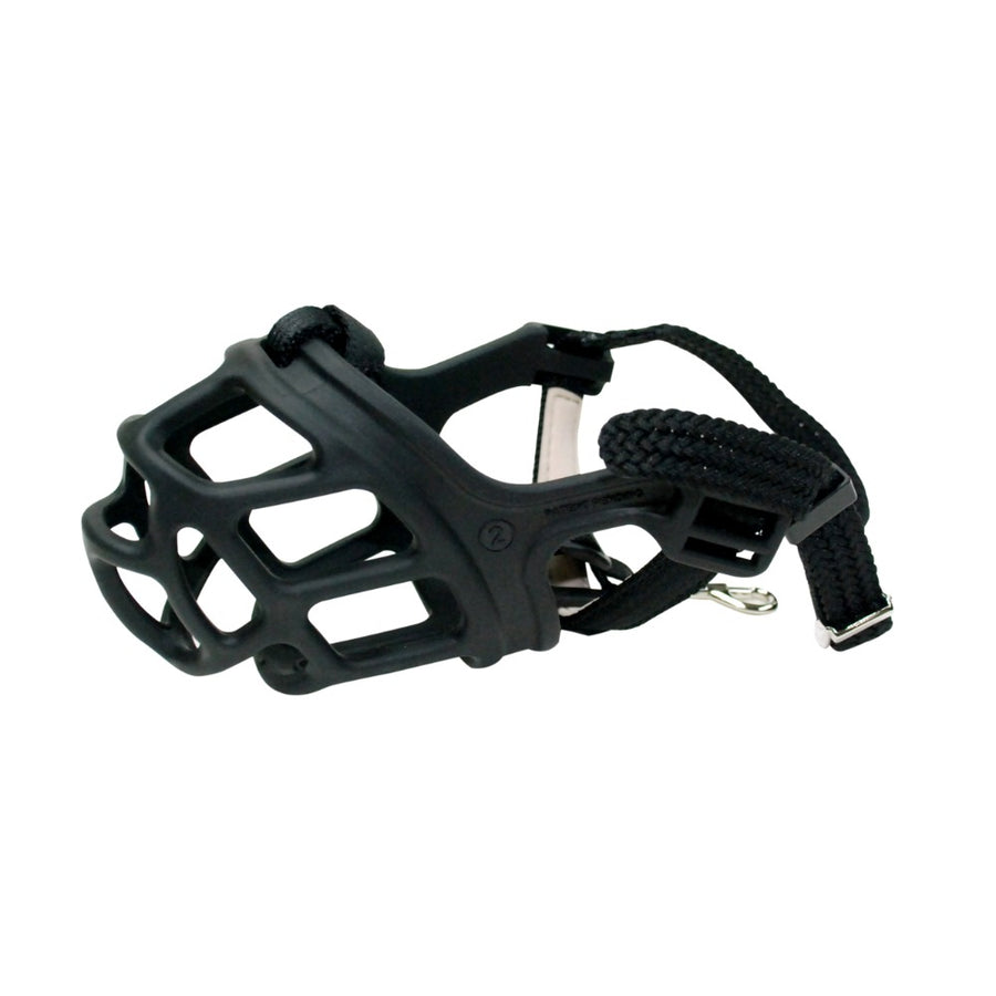 Un bozal de plástico negro para perro con correas ajustables y una hebilla, aislado en un fondo blanco.