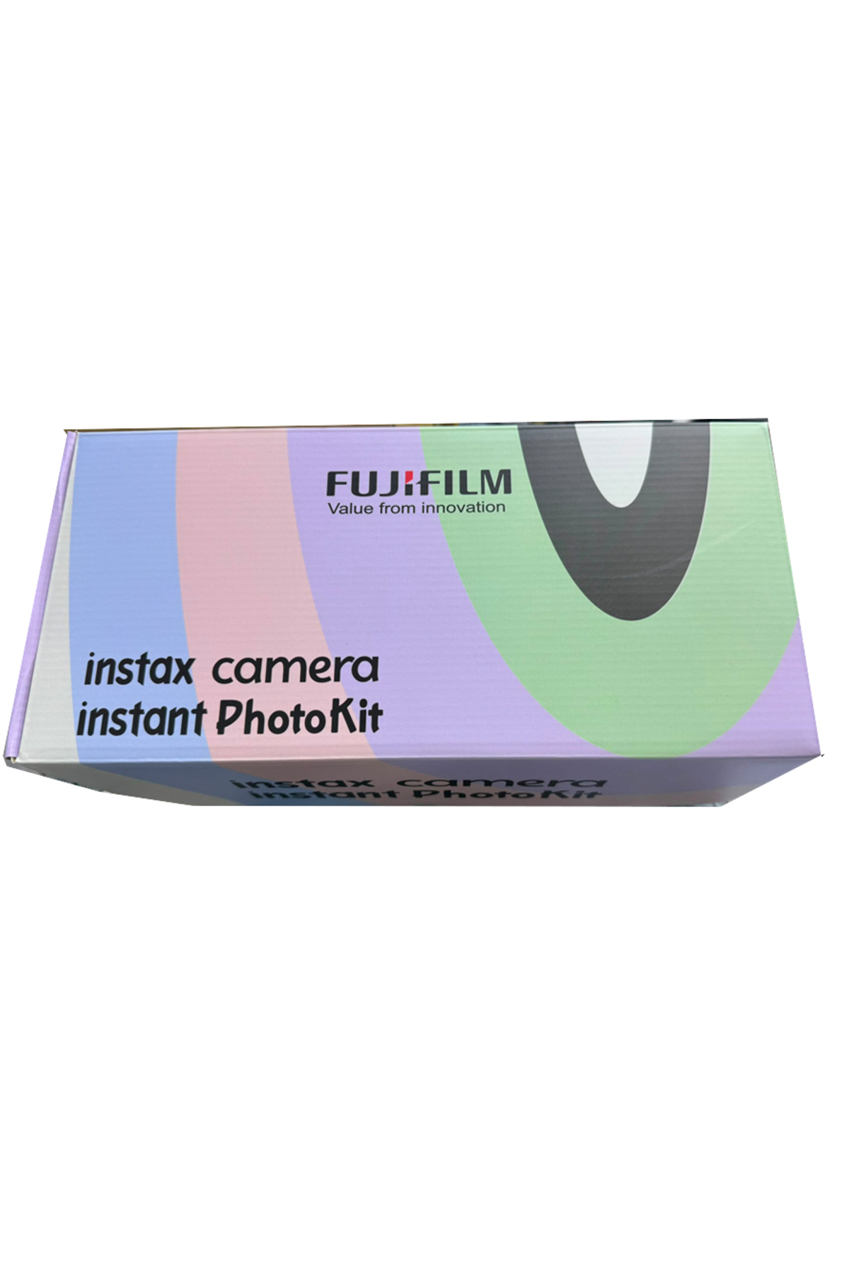 Beyaz arka planda renkli Fujifilm Instax Camera Instant Photo Kit kutusu.