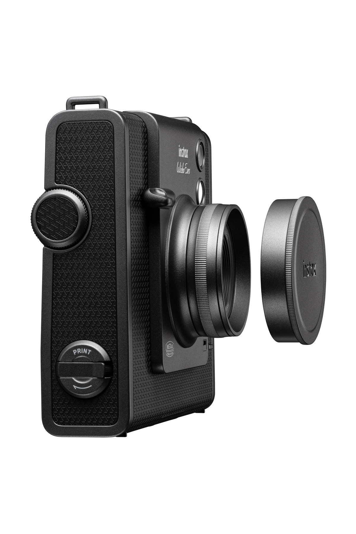 Beyaz arka planda lens kapağı çıkarılmış siyah Instax anlık kameranın yan görünümü.
