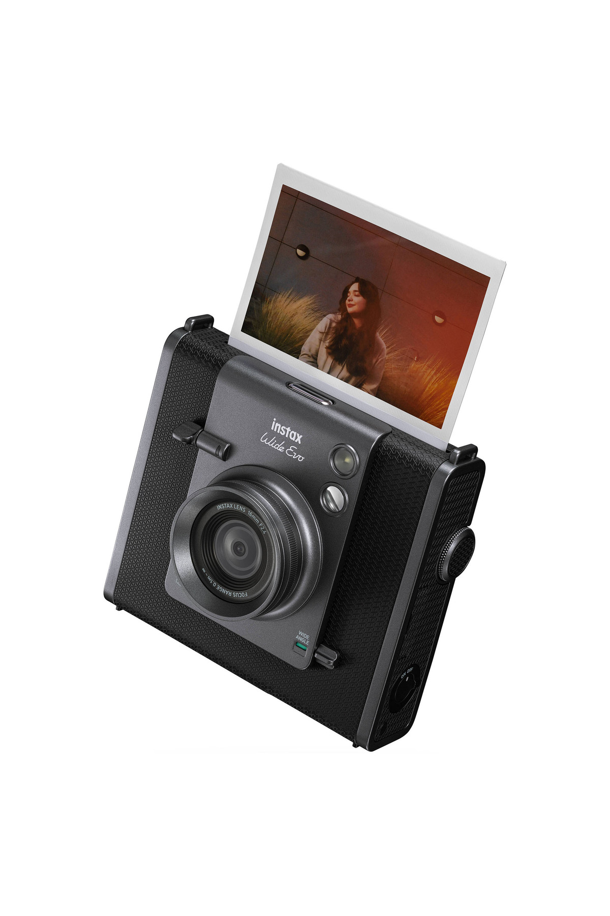 Siyah renkli Instax Wide Evo anlık kamerası, bir kadının fotoğrafını çıkarıyor.