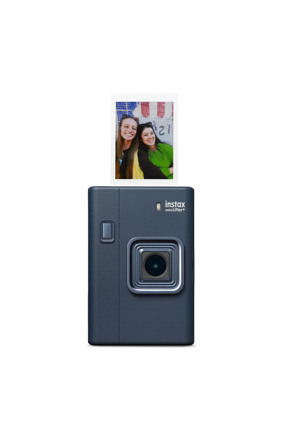İki güler yüzlü kadının basılı fotoğrafı çıkan mavi renkli bir Instax mini LiPlay+ kamera.