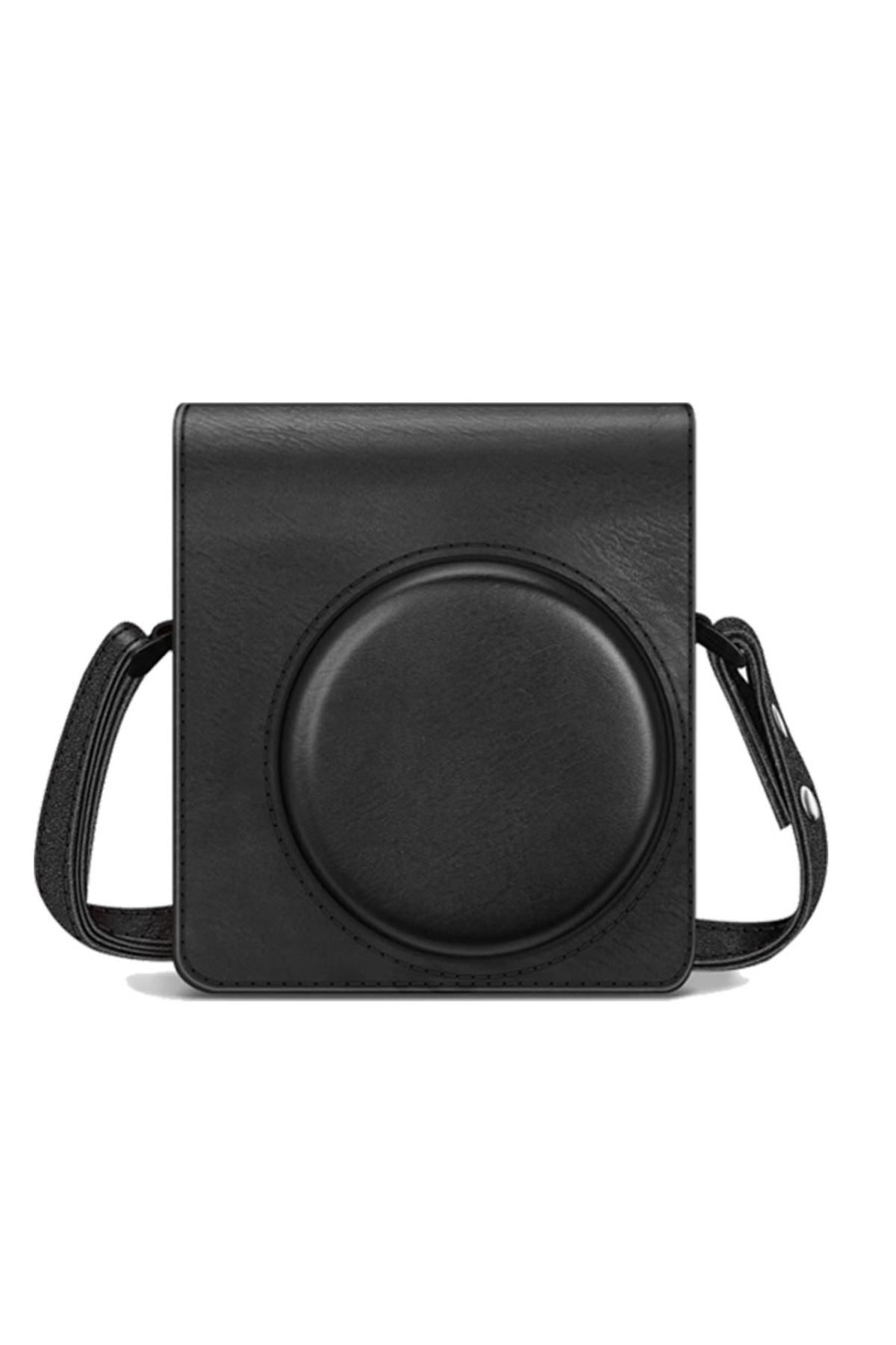 Beyaz arka planda dairesel lens çıkıntısına ve ayarlanabilir omuz askısına sahip siyah deri anlık kamera kılıfı.
