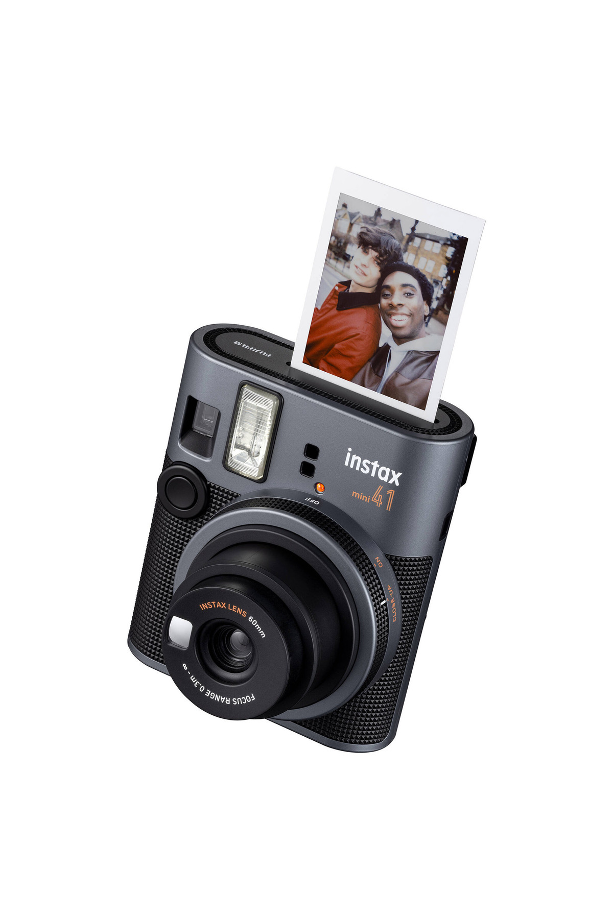 Üstünde iki gülümseyen kişinin basılı fotoğrafı olan gri bir Fujifilm Instax Mini kamera.