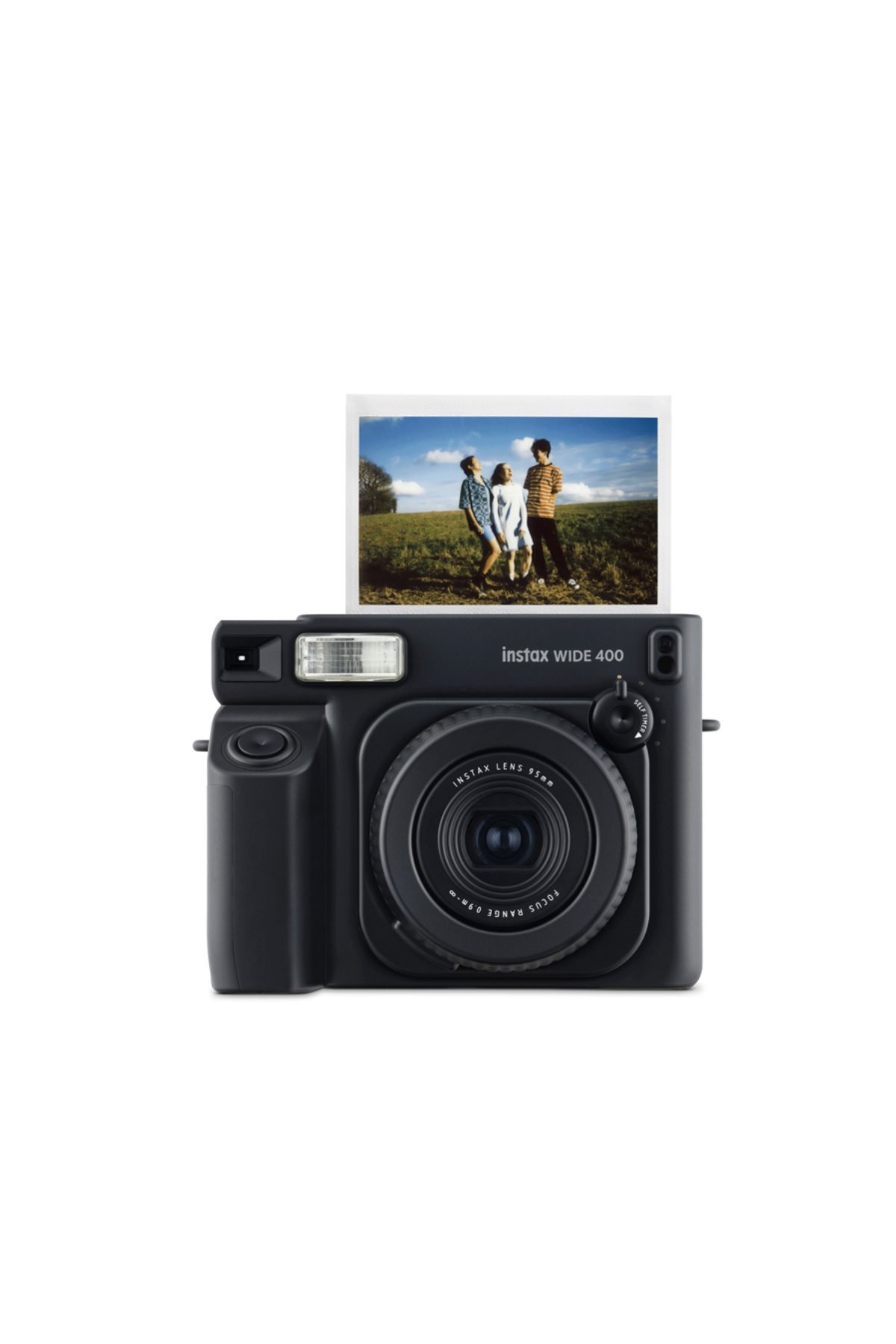 Siyah renkli Instax Wide 400 anlık kamera, çimenlik bir alandaki üç kişinin fotoğrafını çıkarıyor.