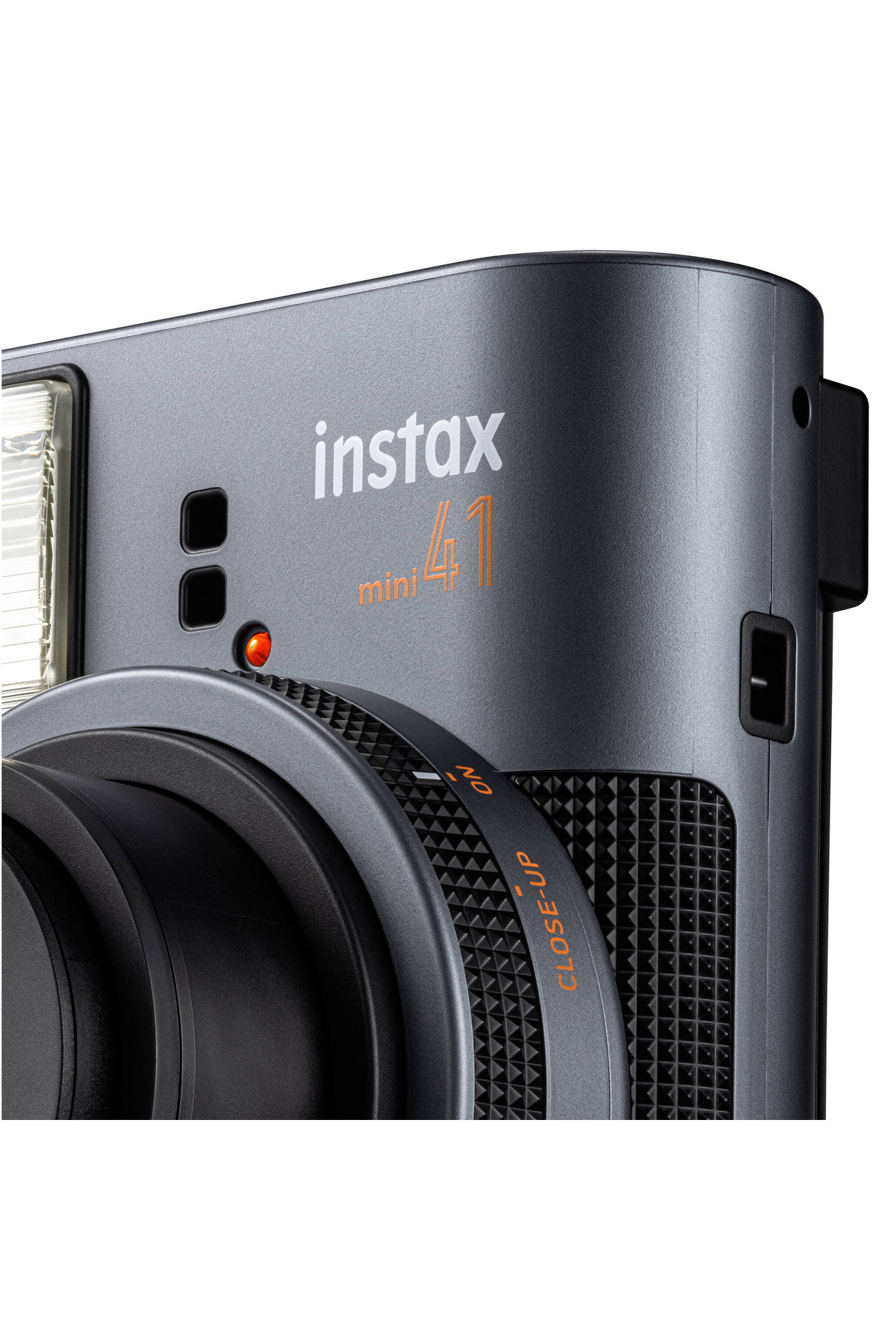 Lens, flaş ve turuncu yazıyla gri Instax Mini 41 kameranın yakın çekimi.