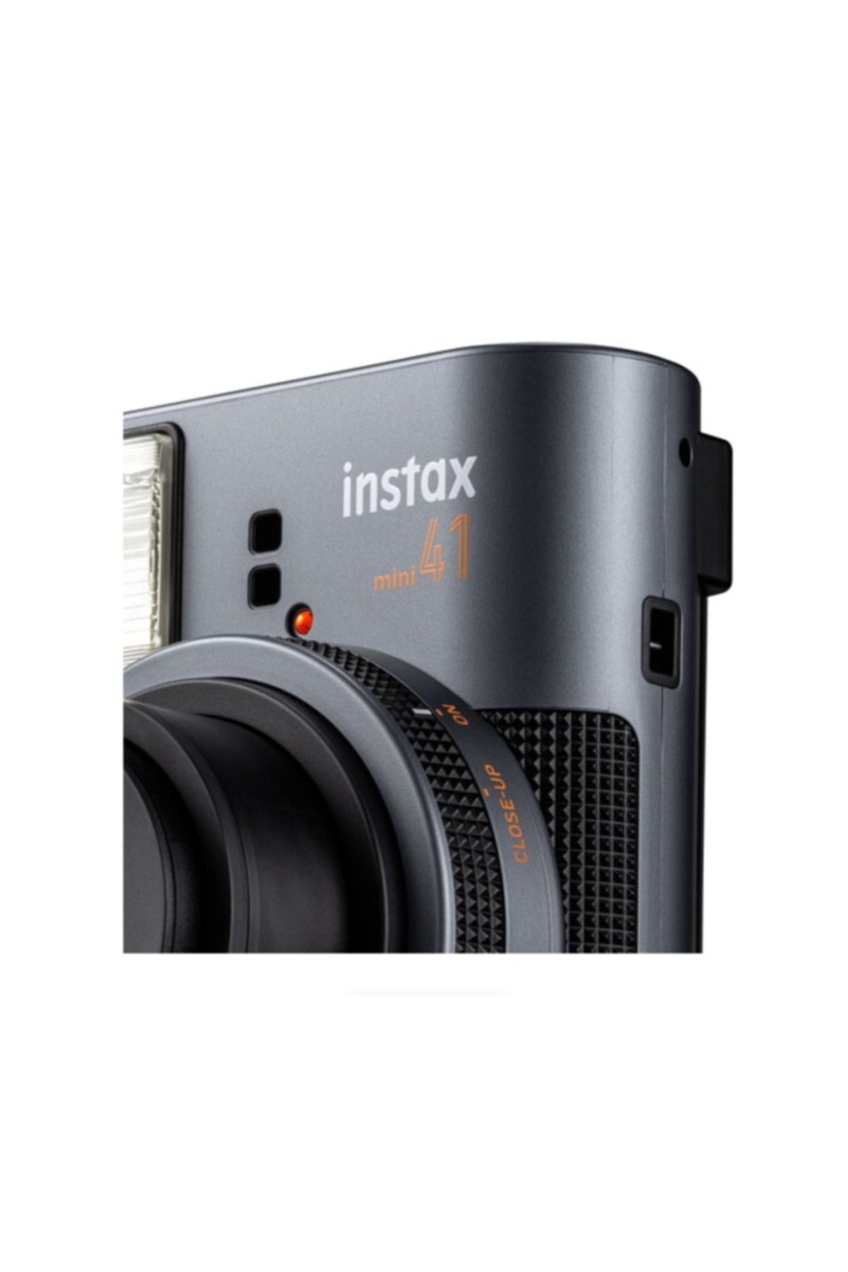 Flaş ve lens detaylı gri renkli Instax Mini kameranın yakın plan görüntüsü.