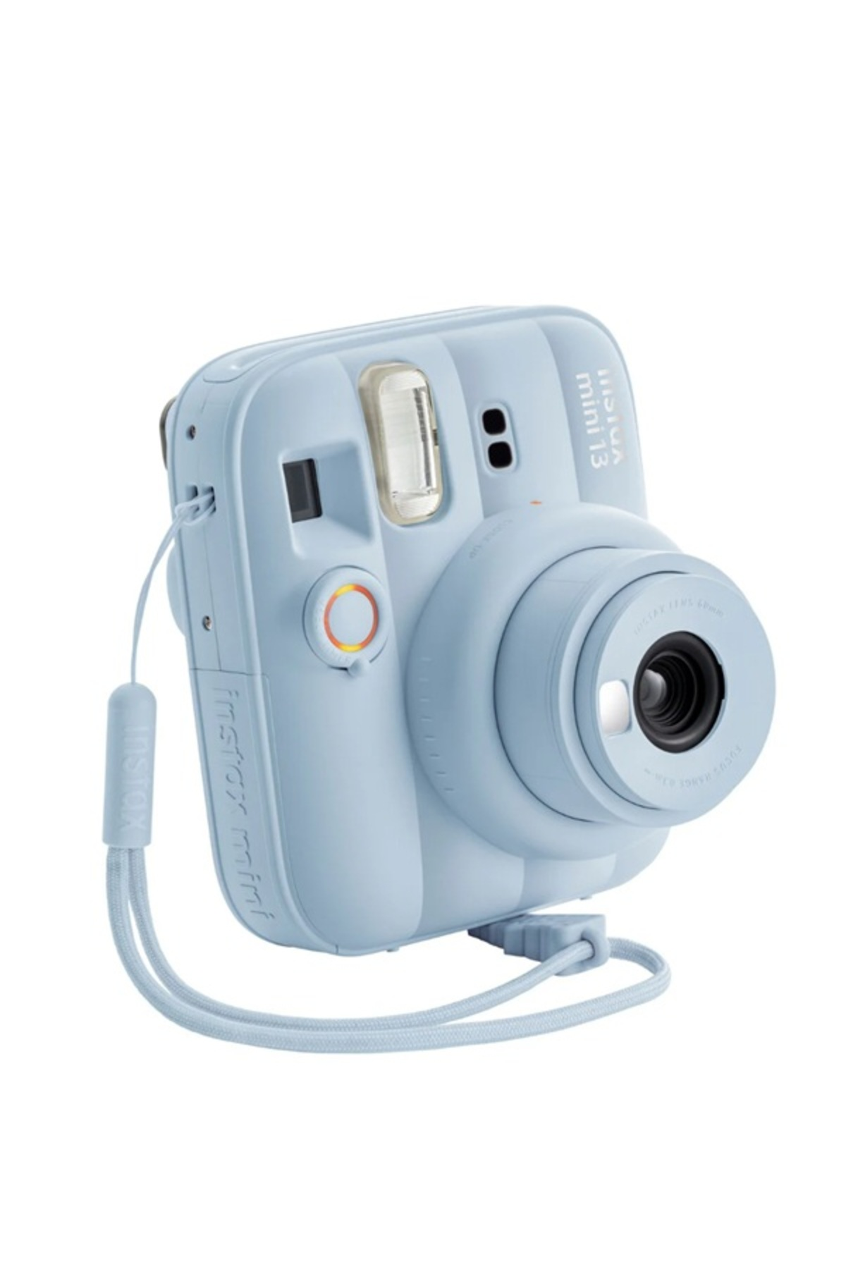 Beyaz arka planda uyumlu askısıyla açık mavi Instax mini 12 anı kamerası.