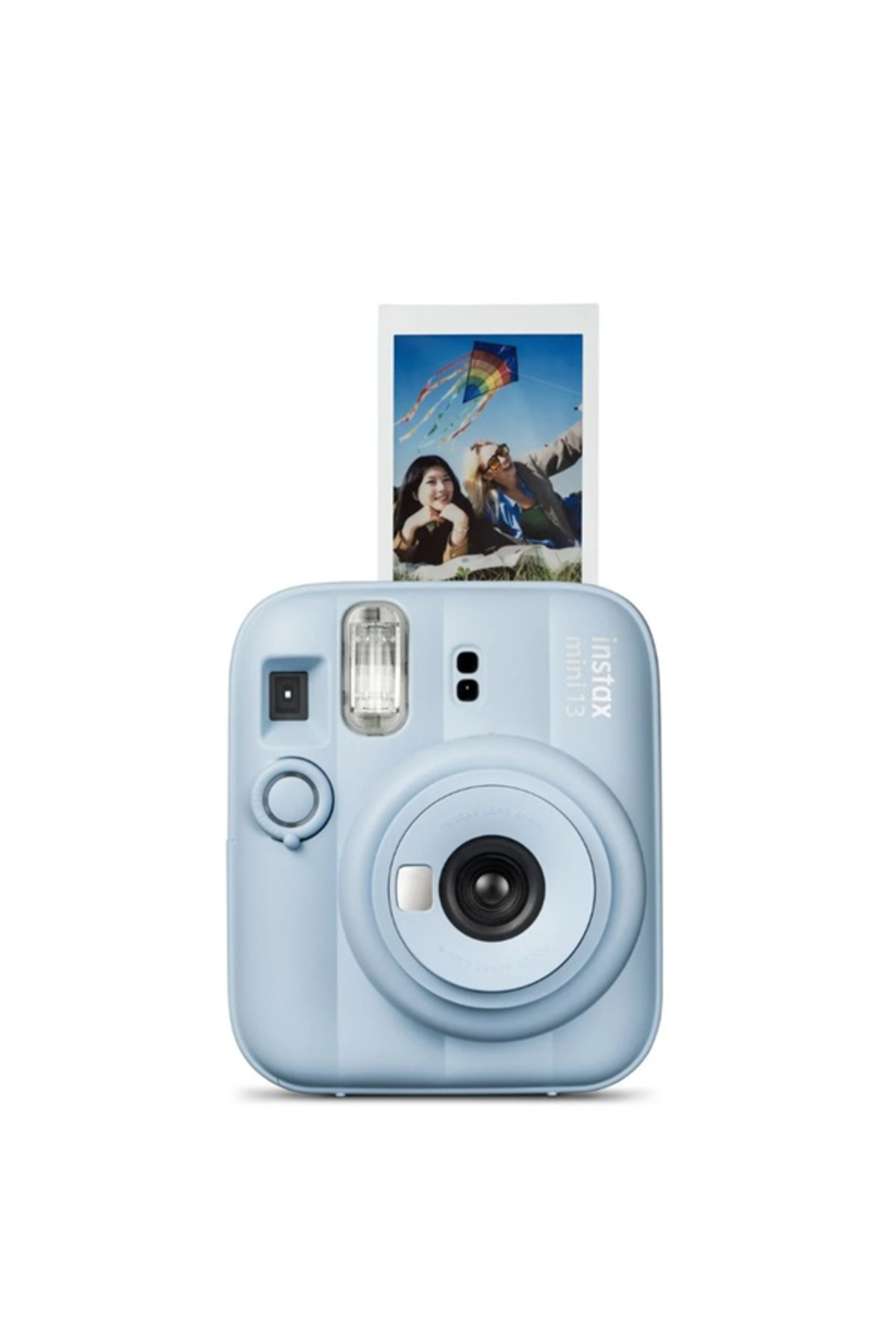 Açık mavi Instax Mini 13 anlık kamera, üstünde iki kadının çimenlikte olduğu basılı bir fotoğrafla.