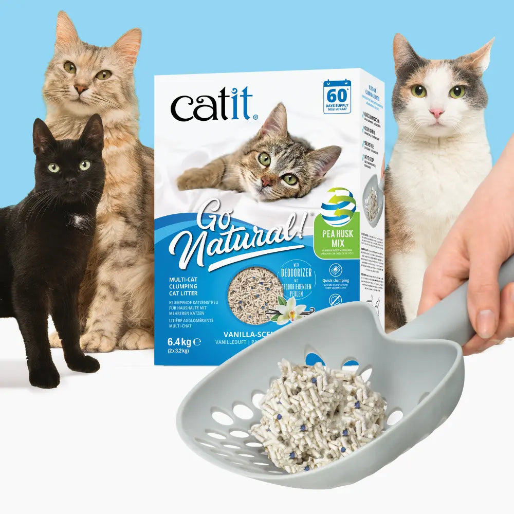 Arena para gatos Catit Go Natural con tres gatos y una pala con arena.