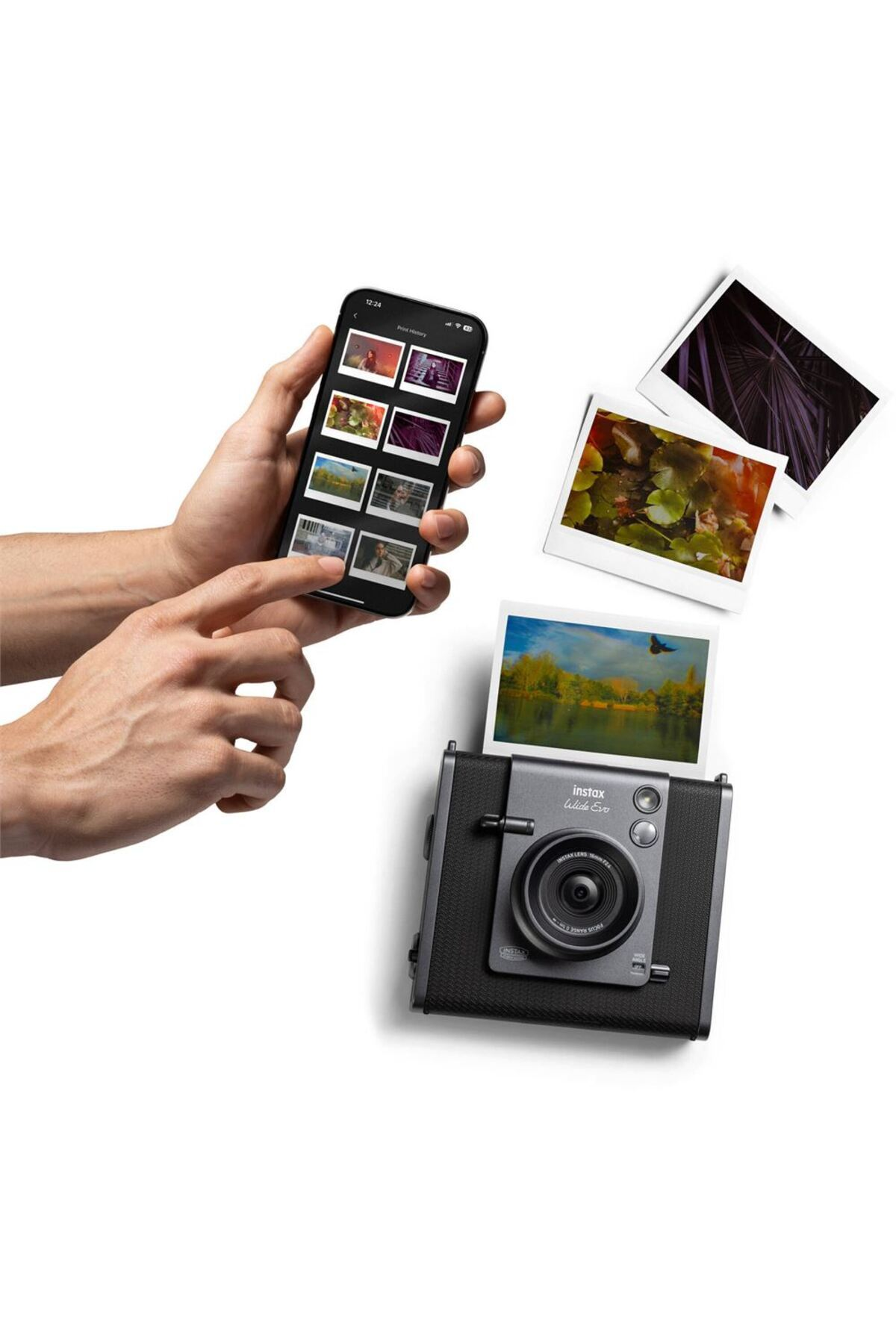 Eller galeri gösteren bir akıllı telefon tutuyor, yanında bir Instax kamera fotoğraf basıyor.