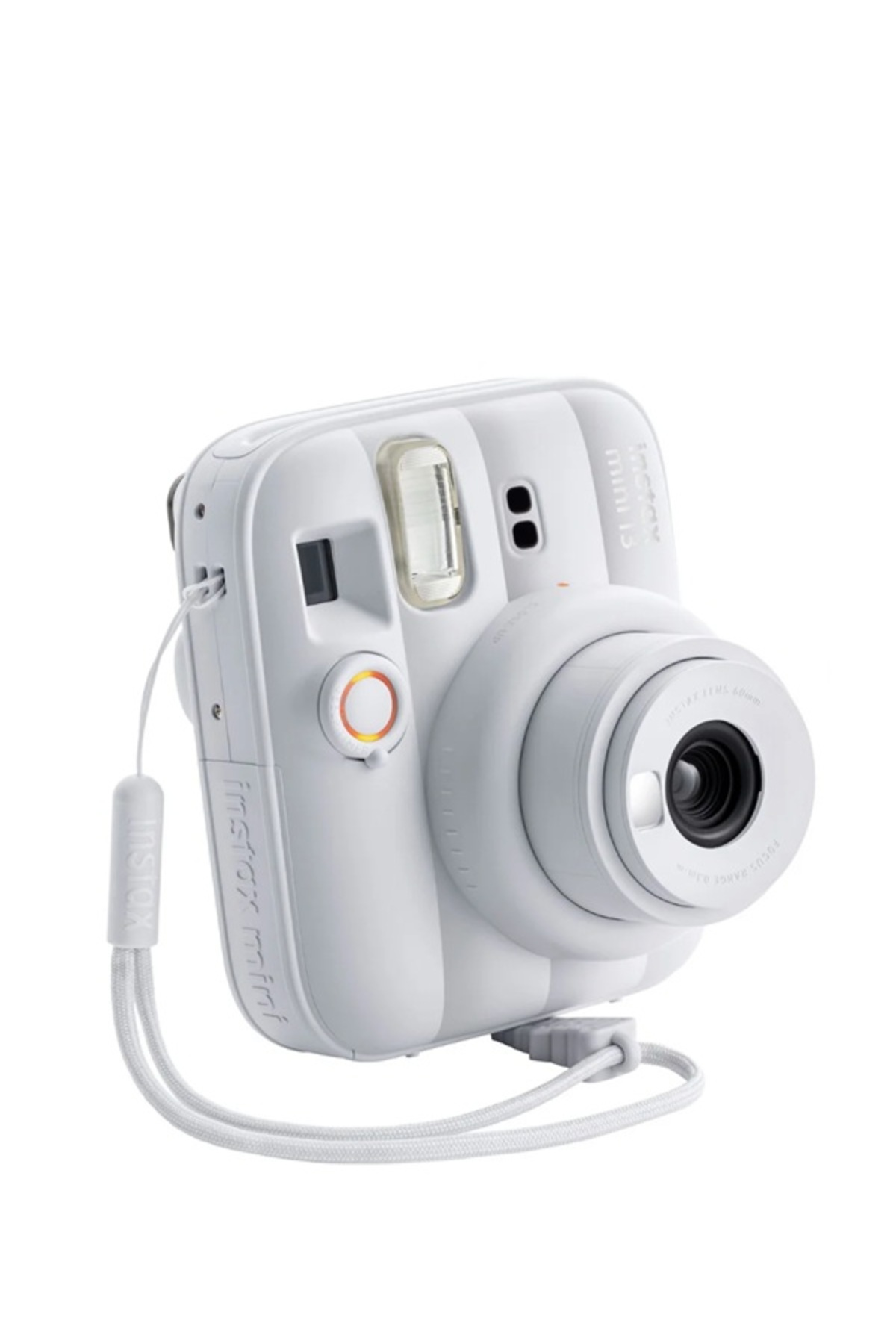 Beyaz arka plan üzerinde bilek kayışlı beyaz renkli bir Fujifilm Instax Mini 12 anı kamerası.