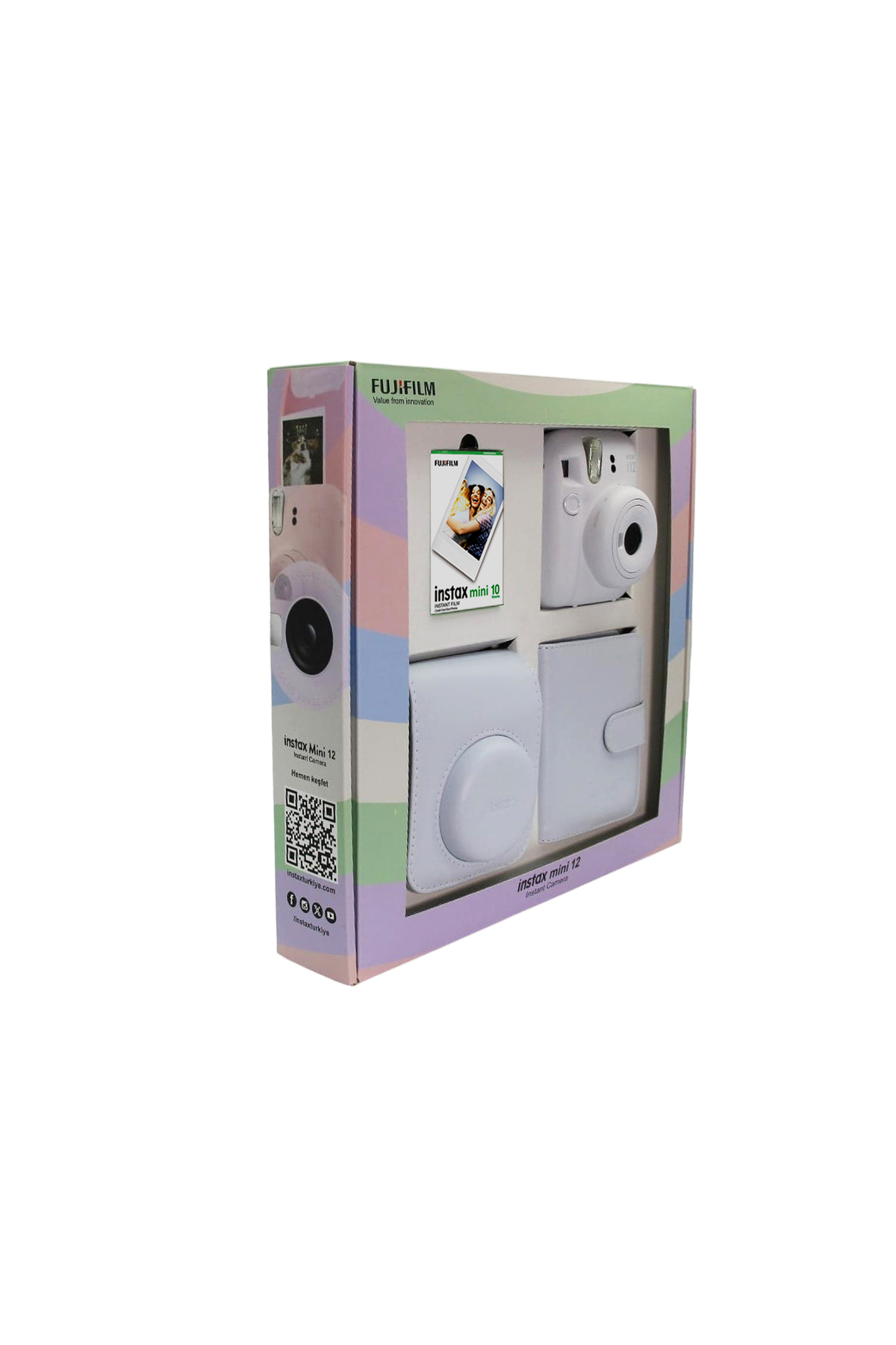 Pastel çizgili kutunun içinde beyaz bir Fujifilm Instax Mini 12 kamera, kılıf ve aksesuarlar bulunur.