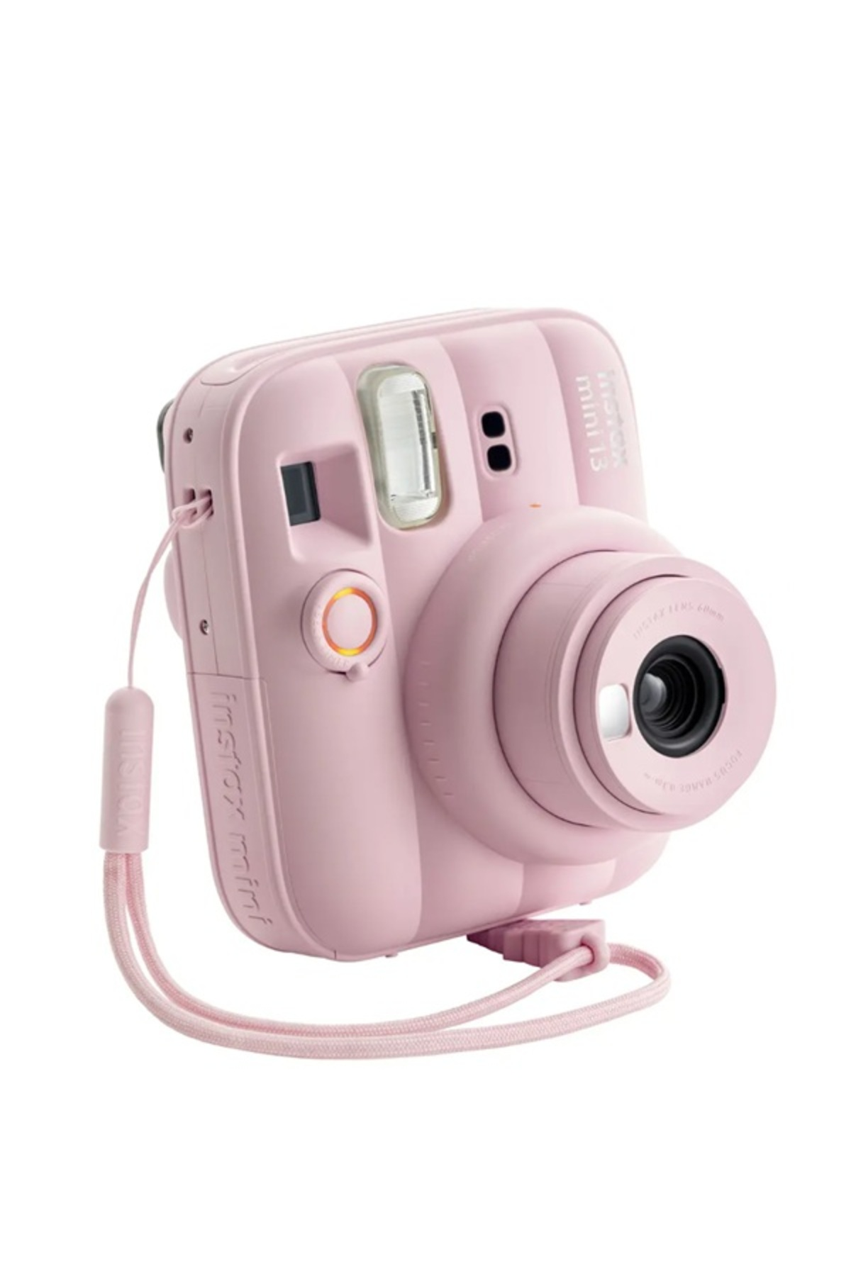 Beyaz arka planda uyumlu el kayışına sahip pembe bir Instax Mini 12 anlık kamera.
