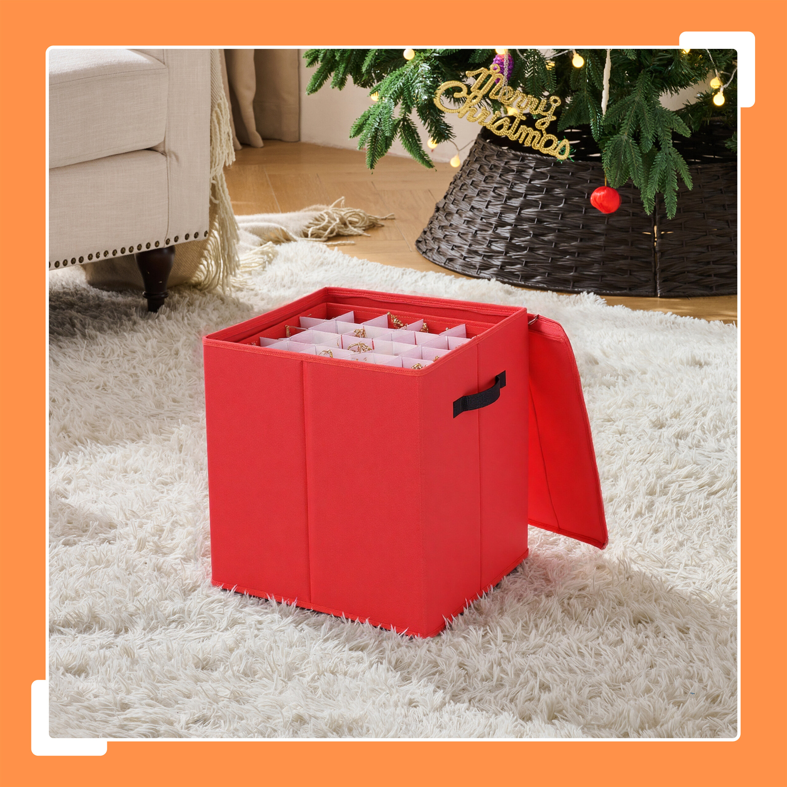 Eine rote Aufbewahrungsbox mit Fächern steht auf einem weißen Flauschig-Teppich neben einem Weihnachtsbaum und Sofa.