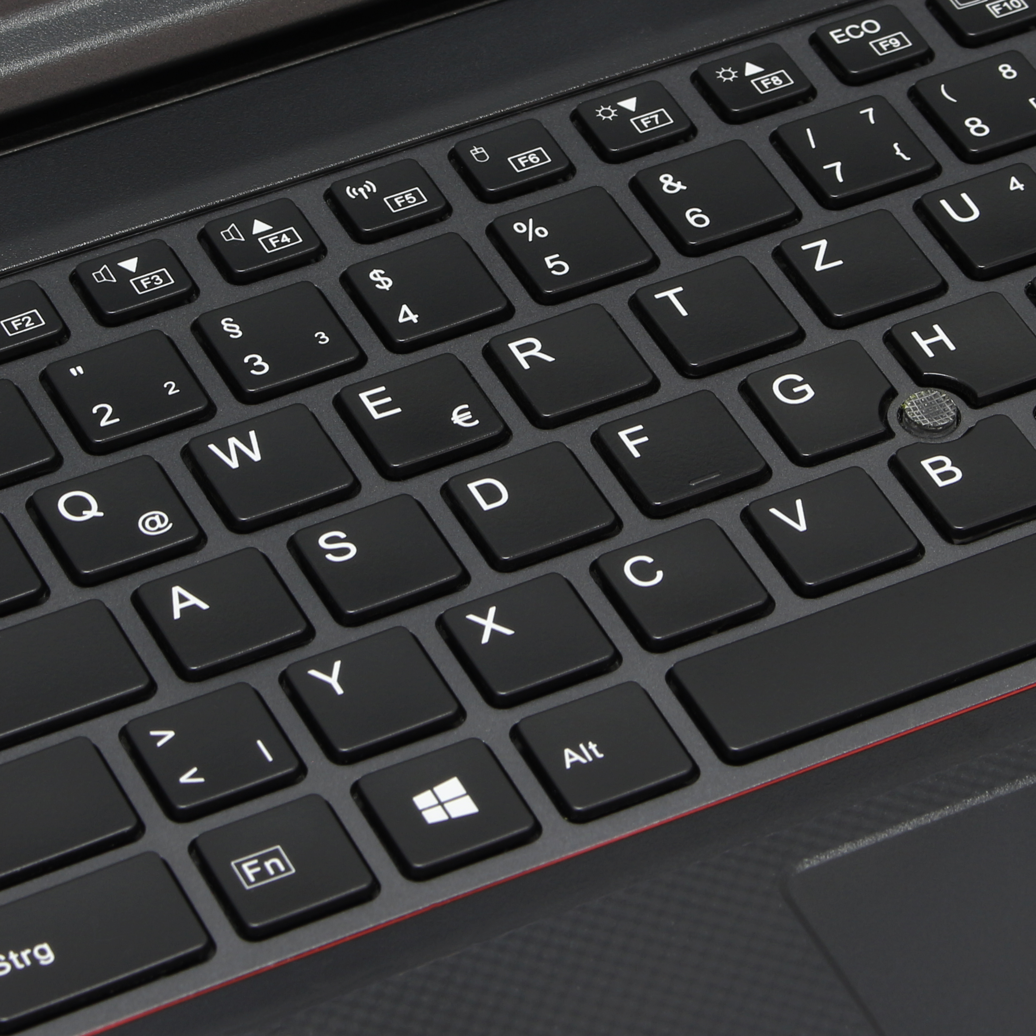 Nahaufnahme einer schwarzen Laptop-Tastatur mit QWERTZ-Layout und weißen Buchstaben.