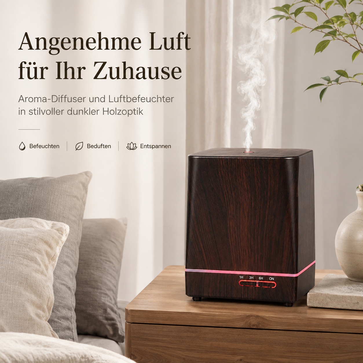 Dunkler Holz-Aroma-Diffusor mit aufsteigendem Dampf auf einem Holztisch neben einem Bett.
