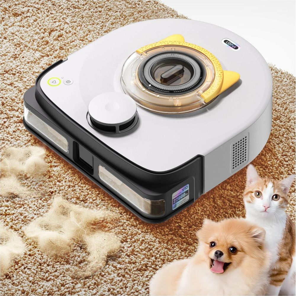 Un robot aspirapolvere bianco su un tappeto vicino a peli di animali, con cane e gatto.