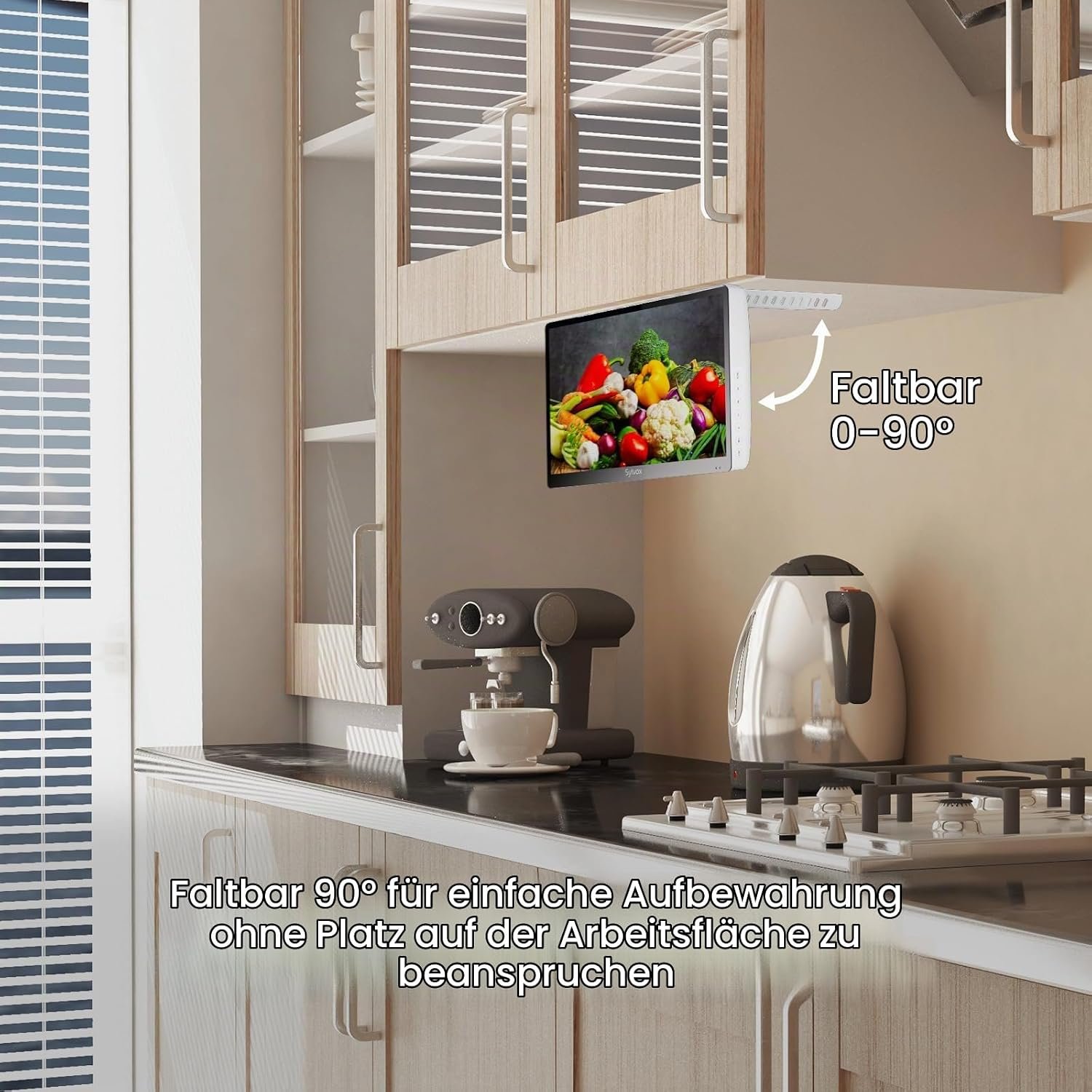 Una cocina con muebles de madera, pantalla plegable bajo mueble, cafetera, tetera eléctrica y cocina de gas.