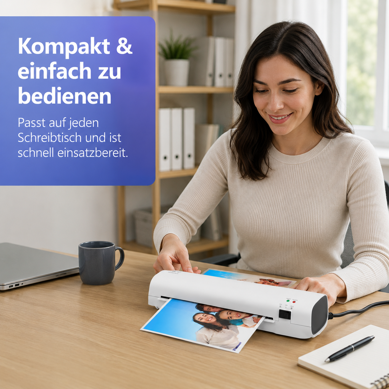 Eine Frau laminiert ein Foto an einem Holztisch mit Laptop und Tasse.