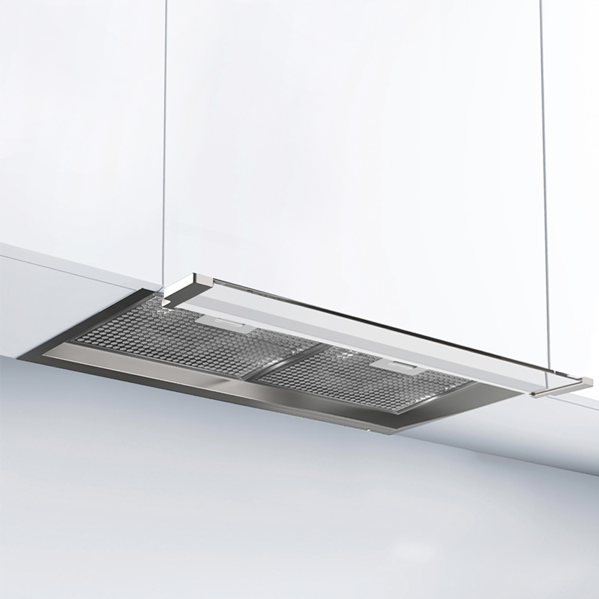 Moderna campana extractora blanca instalada bajo gabinetes de cocina blancos con filtros.