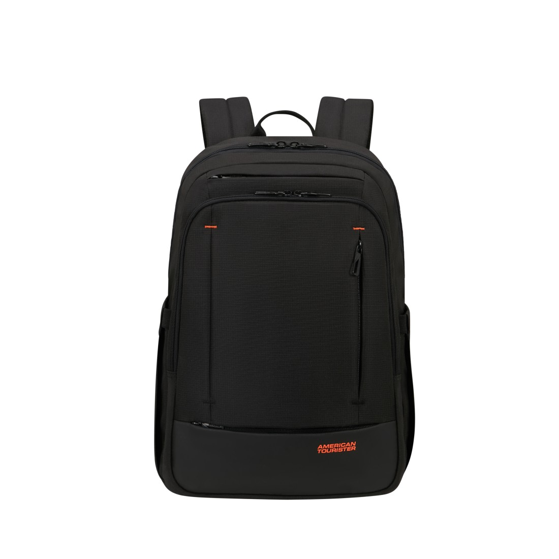 Czarny plecak American Tourister z wieloma przegródkami, zamkami błyskawicznymi i pomarańczowymi akcentami na białym tle.