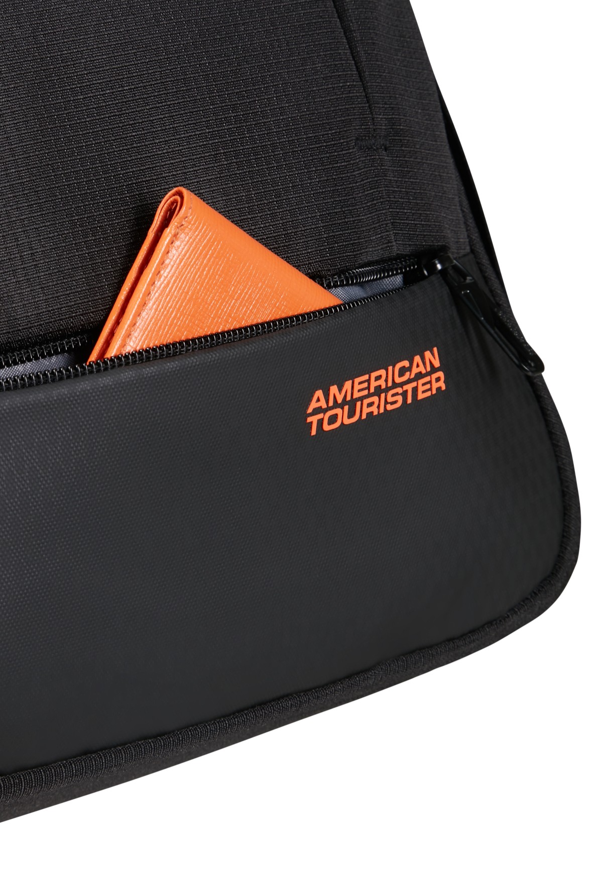 Czarna torba American Tourister z pomarańczowym logo i pomarańczowym portfelem wystającym z kieszeni.